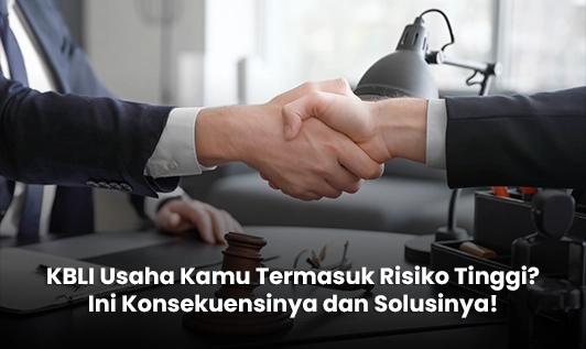 Ilustrasi dua pebisnis berjabat tangan membahas legalitas usaha dan KBLI risiko tinggi serta perizinan OSS.