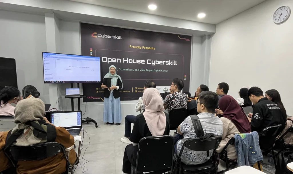 Peserta mengikuti acara Open House Cyberskill tentang AI dan otomasi di Next Space Surya Sumantri Bandung
