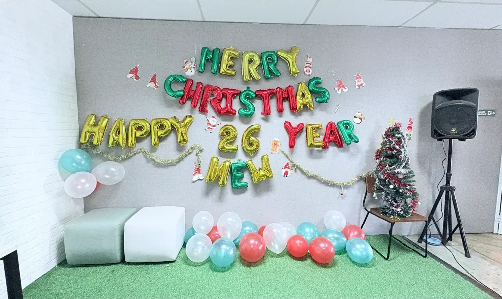 dekorasi natal event secret santa di unionspace dengan balon dan backdrop merry christmas