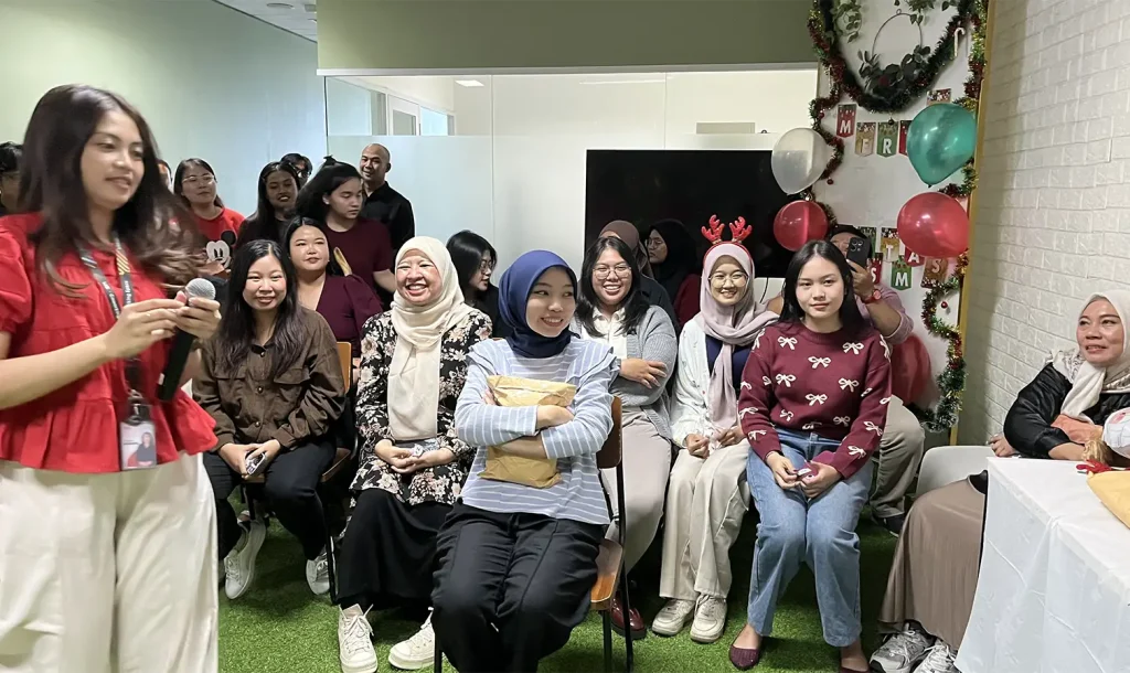 eventspace unionspace dengan setup kursi dan dekorasi natal untuk acara secret santa
