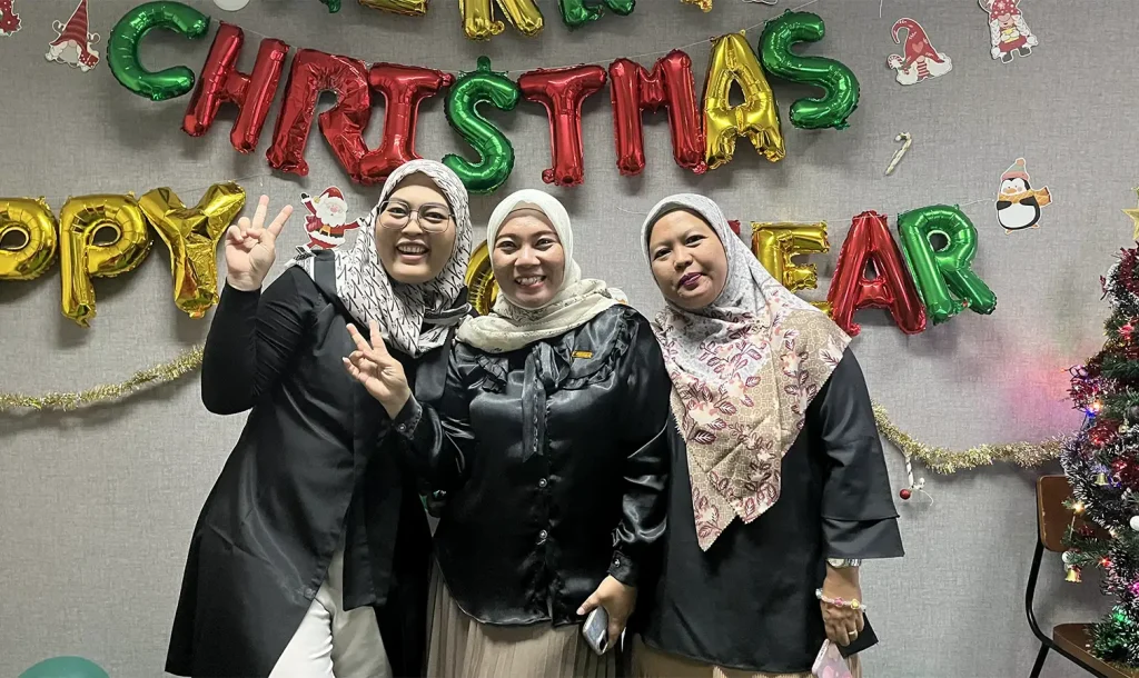 event secret santa di unionspace dengan dekorasi natal dan suasana kebersamaan tim